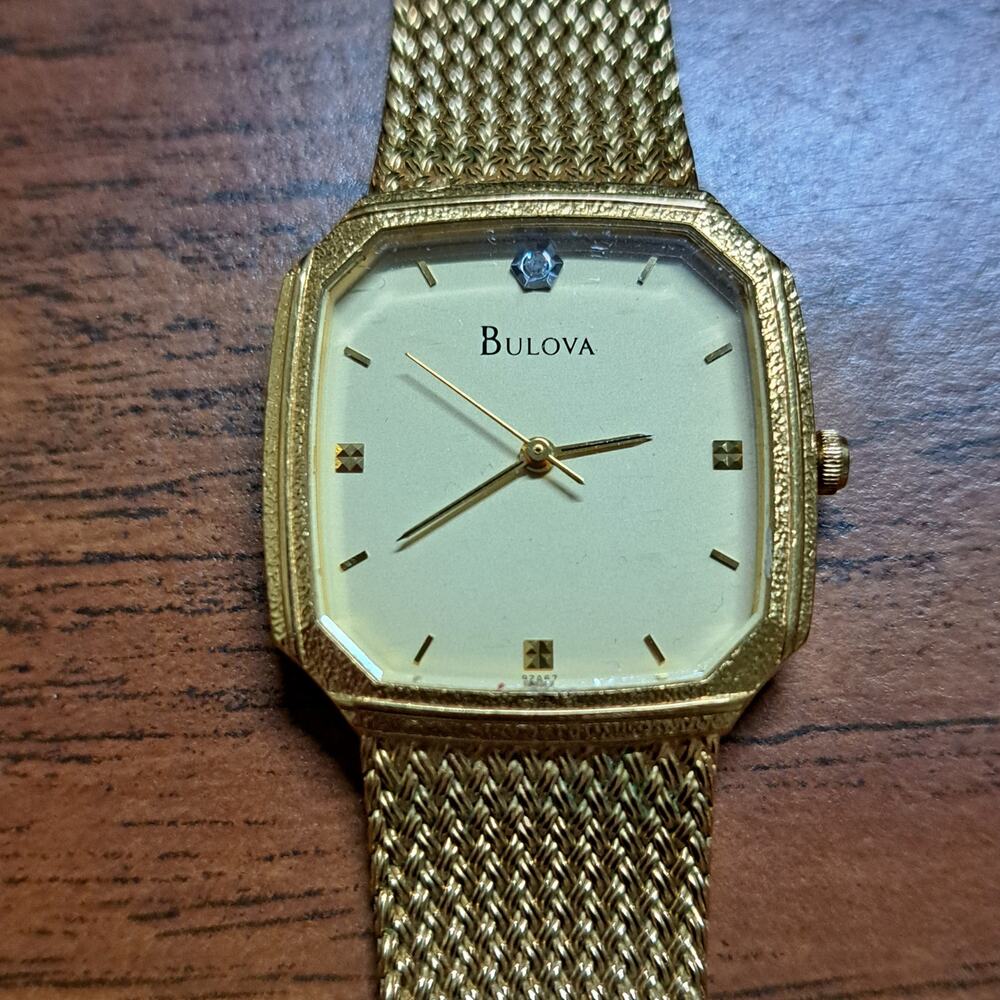 Bulova Quartz Goldtone 92A67 Japan Gemstone set at 12 o'clock Link clasp Vtg '95